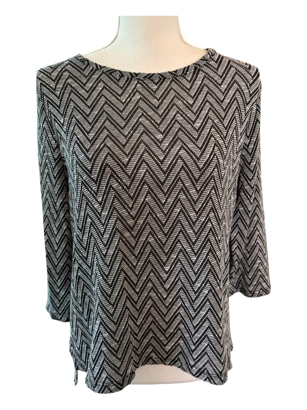 Chico’s Black and Gray Geometric Patterned ¾ Sleeve Lightweight Top. Size M